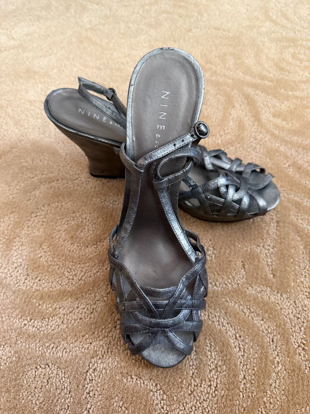Nine & Company Metallic Gray T-Strap Wedge Sandals – Size 11